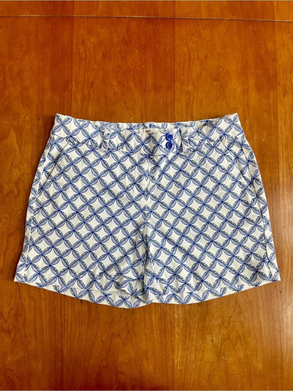 Vineyard Vines Women's White & Blue Geometric Print Cotton Blend Shorts. Size 4